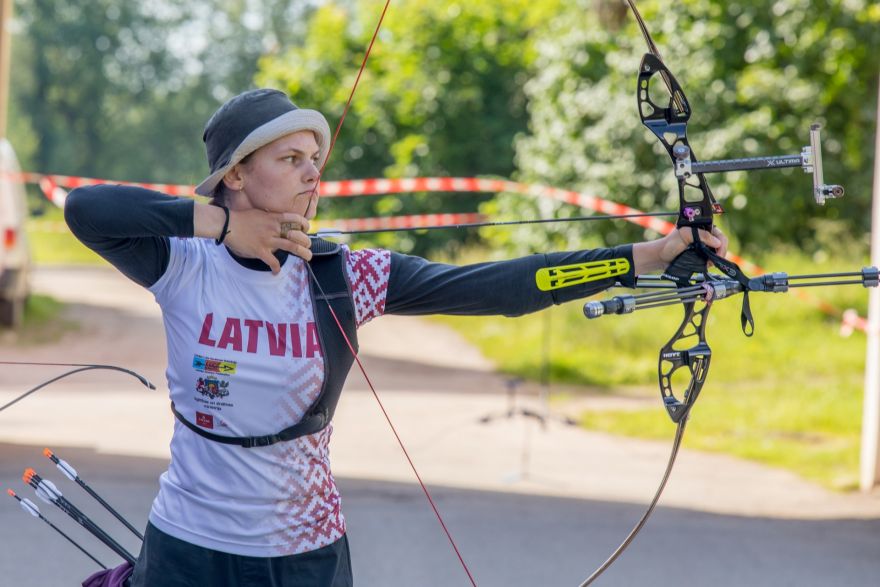Foto: Pirmo reizi Suntažos aizvadīts Baltijas atklātais čempionāts loka šaušanā