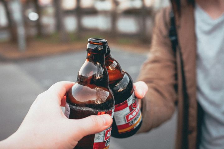 Ogrē publiskā vietā lieto alkoholu
