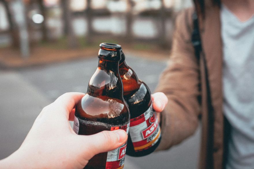 Ogrē publiskā vietā lieto alkoholu
