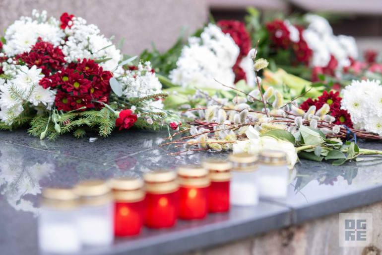 FOTO: Atceres pasākums pie Represēto piemiņas akmens Ogrē