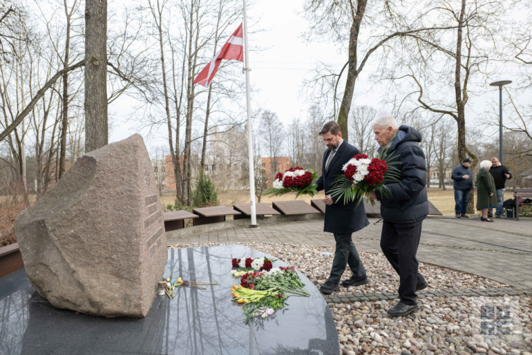 FOTO: Atceres pasākums pie Represēto piemiņas akmens Ogrē