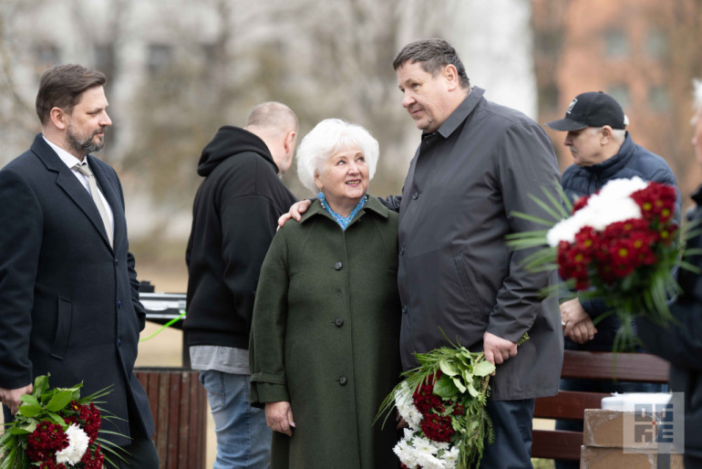 FOTO: Atceres pasākums pie Represēto piemiņas akmens Ogrē