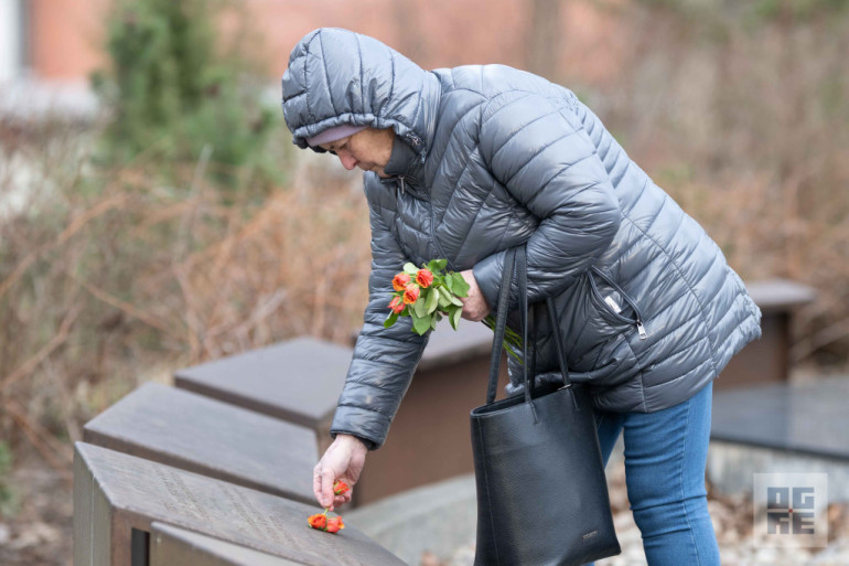 FOTO: Atceres pasākums pie Represēto piemiņas akmens Ogrē