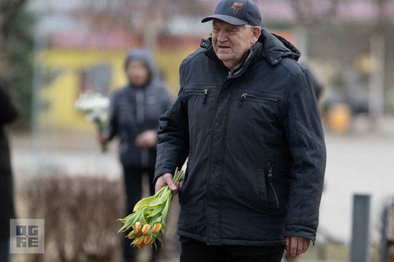 FOTO: Atceres pasākums pie Represēto piemiņas akmens Ogrē