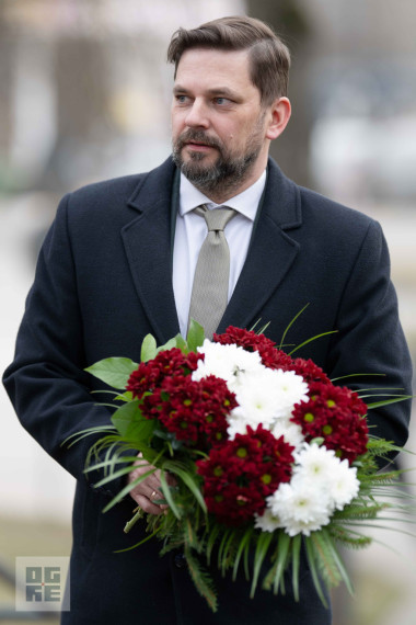 FOTO: Atceres pasākums pie Represēto piemiņas akmens Ogrē