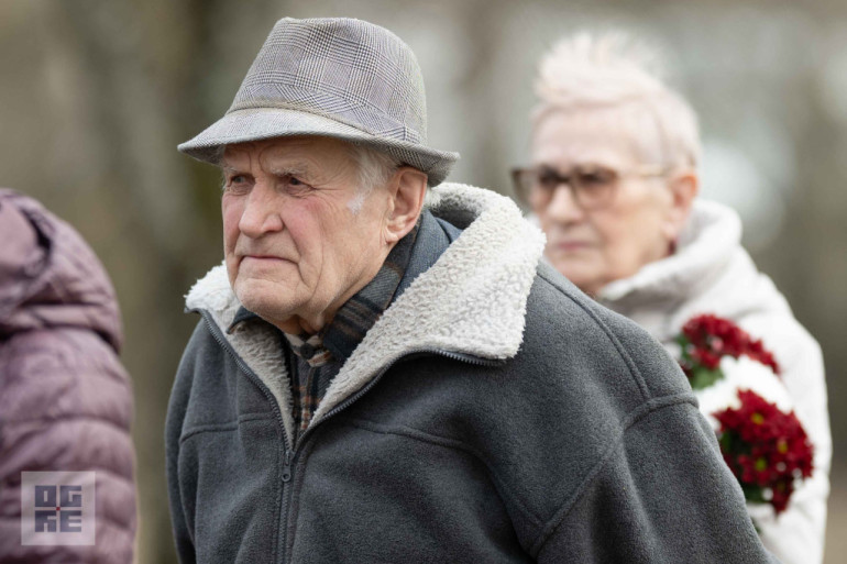 FOTO: Atceres pasākums pie Represēto piemiņas akmens Ogrē