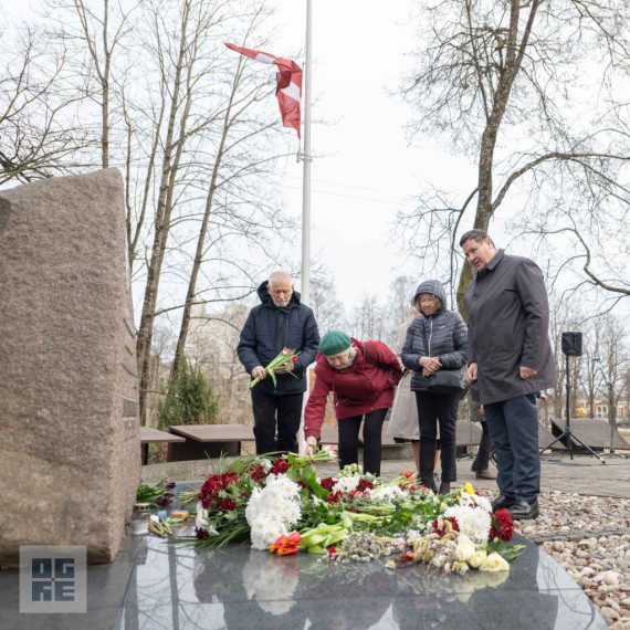 FOTO: Atceres pasākums pie Represēto piemiņas akmens Ogrē