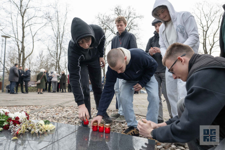 FOTO: Atceres pasākums pie Represēto piemiņas akmens Ogrē