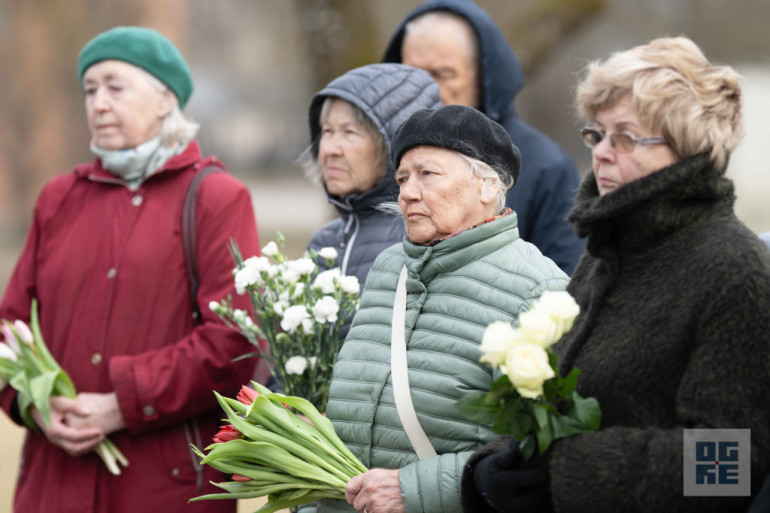 FOTO: Atceres pasākums pie Represēto piemiņas akmens Ogrē