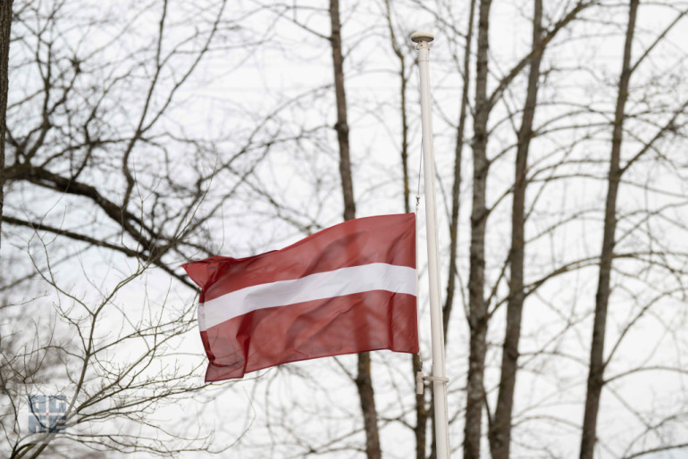 FOTO: Atceres pasākums pie Represēto piemiņas akmens Ogrē