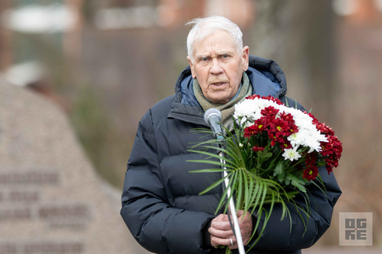 FOTO: Atceres pasākums pie Represēto piemiņas akmens Ogrē