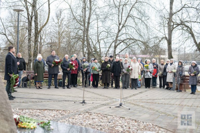 FOTO: Atceres pasākums pie Represēto piemiņas akmens Ogrē