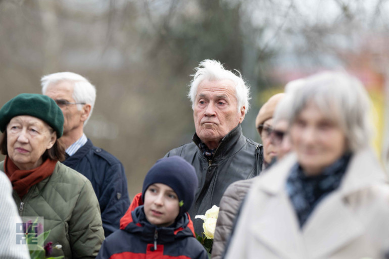 FOTO: Atceres pasākums pie Represēto piemiņas akmens Ogrē