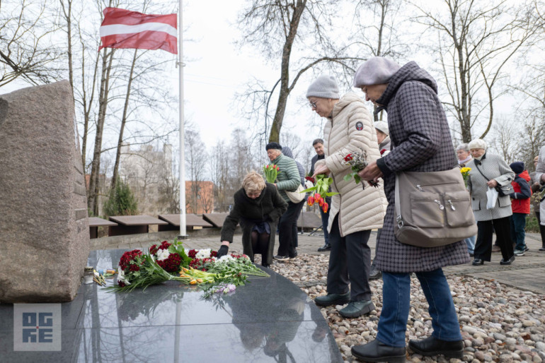 FOTO: Atceres pasākums pie Represēto piemiņas akmens Ogrē