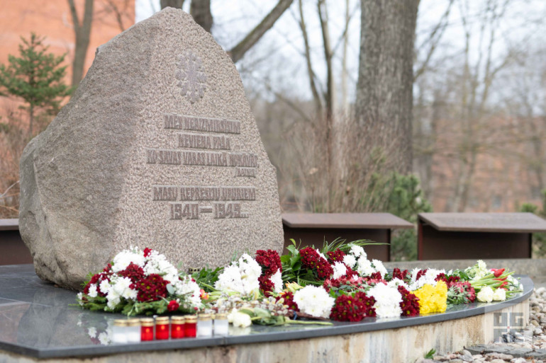 FOTO: Atceres pasākums pie Represēto piemiņas akmens Ogrē