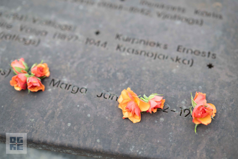 FOTO: Atceres pasākums pie Represēto piemiņas akmens Ogrē