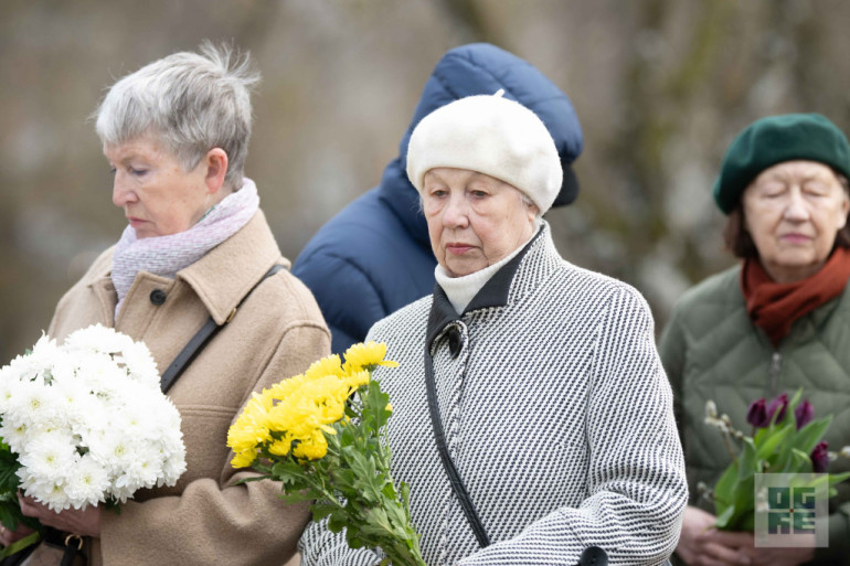 FOTO: Atceres pasākums pie Represēto piemiņas akmens Ogrē