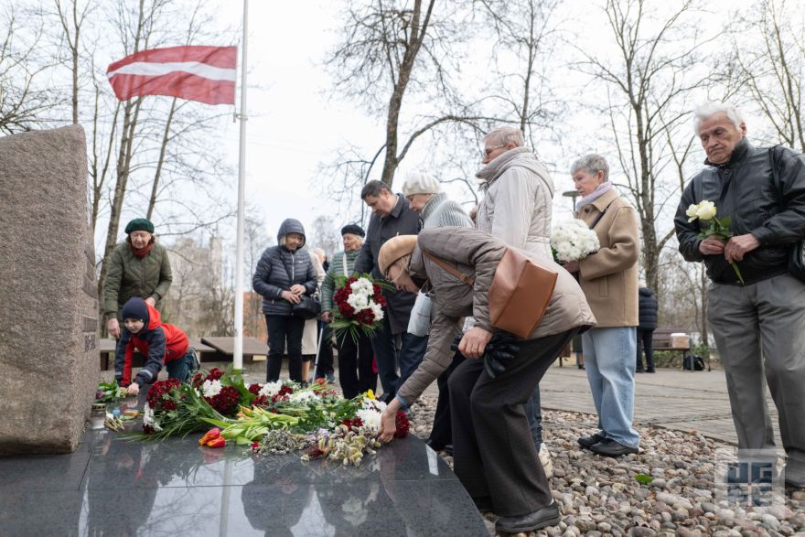 FOTO: Atceres pasākums pie Represēto piemiņas akmens Ogrē