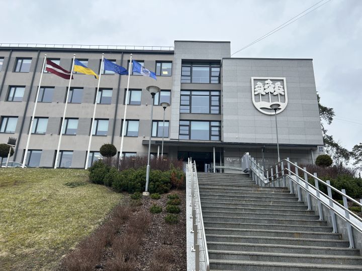 Ogres novada finanšu komitejas sēdē deputāti skalda matus