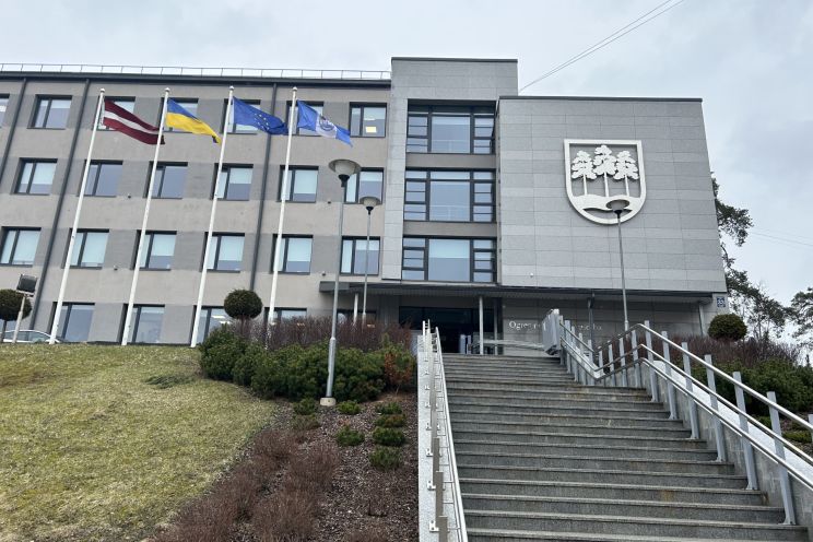 Attēls rakstam: Ogres novada finanšu komitejas sēdē deputāti skalda matus