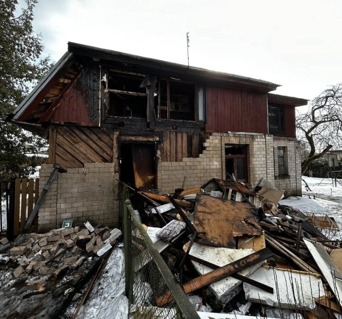 Traģisks ugunsgrēks Ikšķilē: liesmās dzīvību zaudējis jauns vīrietis, ģimene lūdz sabiedrības palīdzību