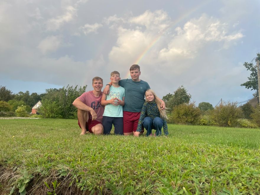 "Es neesmu mamma. Es esmu tētis.” Saruna ar Jāni Andžānu, kurš 6 gadus pēc sievas zaudējuma viens audzina trīs bērnus
