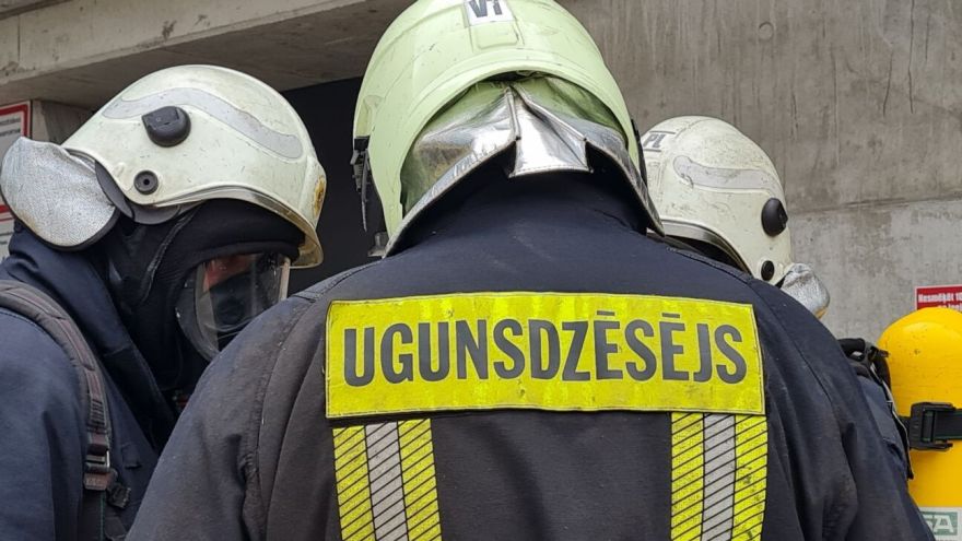 Vakar Ogrē izcēlies ugunsgrēks saimniecības ēkā – ir cietušie