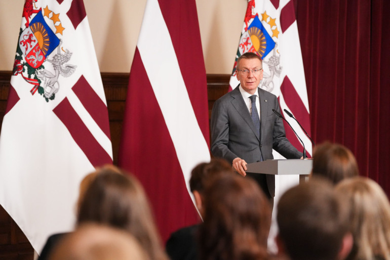 FOTO, VIDEO: Konkursā izceļas Ogresgrīvas pusmuižas stāsts – skolēnam balvu pasniedz Valsts prezidents