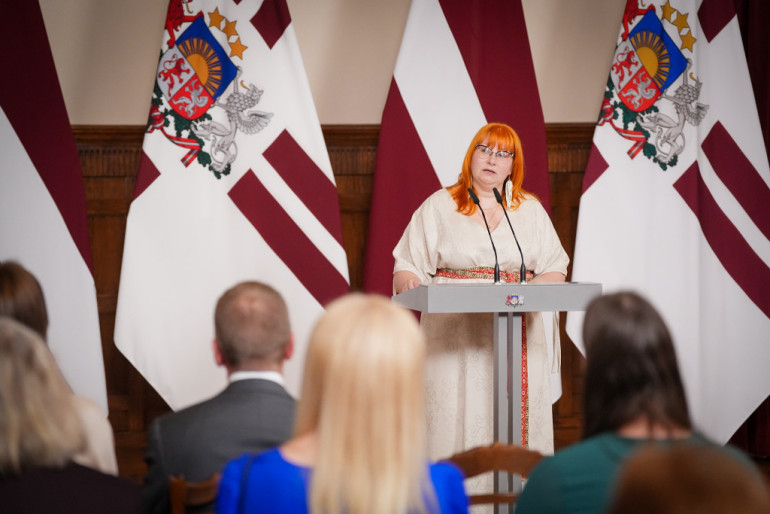 FOTO, VIDEO: Konkursā izceļas Ogresgrīvas pusmuižas stāsts – skolēnam balvu pasniedz Valsts prezidents