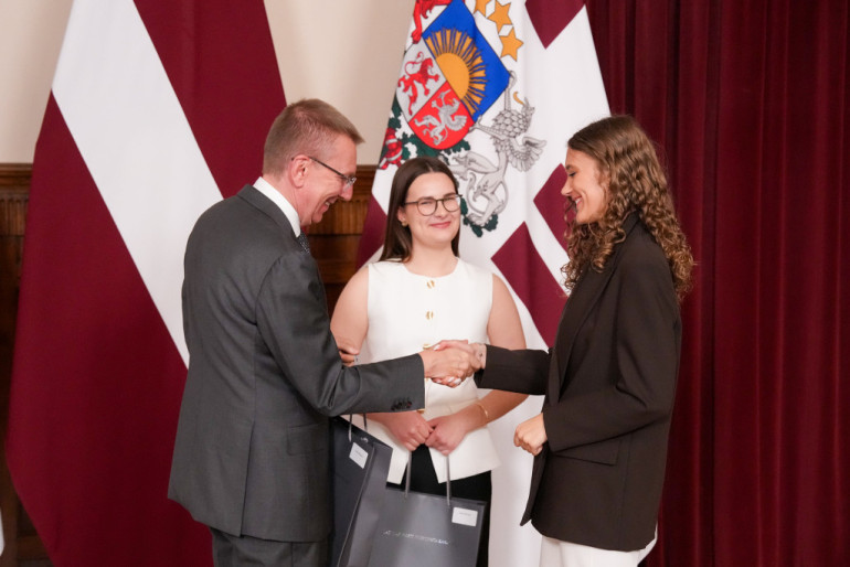 FOTO, VIDEO: Konkursā izceļas Ogresgrīvas pusmuižas stāsts – skolēnam balvu pasniedz Valsts prezidents