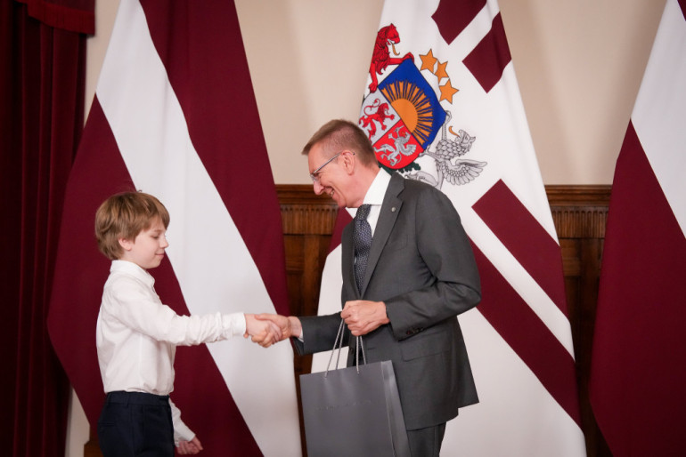 FOTO, VIDEO: Konkursā izceļas Ogresgrīvas pusmuižas stāsts – skolēnam balvu pasniedz Valsts prezidents