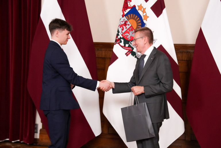 FOTO, VIDEO: Konkursā izceļas Ogresgrīvas pusmuižas stāsts – skolēnam balvu pasniedz Valsts prezidents