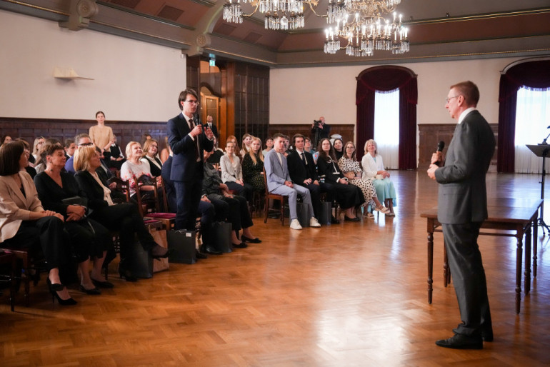 FOTO, VIDEO: Konkursā izceļas Ogresgrīvas pusmuižas stāsts – skolēnam balvu pasniedz Valsts prezidents