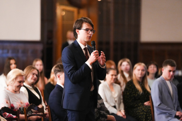 FOTO, VIDEO: Konkursā izceļas Ogresgrīvas pusmuižas stāsts – skolēnam balvu pasniedz Valsts prezidents