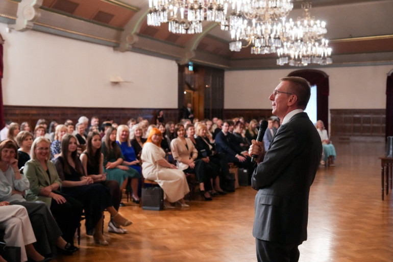FOTO, VIDEO: Konkursā izceļas Ogresgrīvas pusmuižas stāsts – skolēnam balvu pasniedz Valsts prezidents