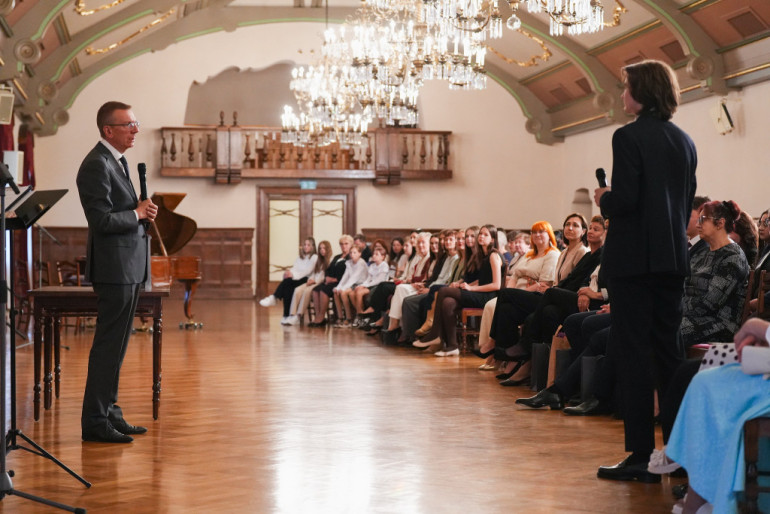 FOTO, VIDEO: Konkursā izceļas Ogresgrīvas pusmuižas stāsts – skolēnam balvu pasniedz Valsts prezidents