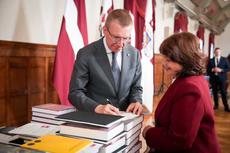 FOTO, VIDEO: Konkursā izceļas Ogresgrīvas pusmuižas stāsts – skolēnam balvu pasniedz Valsts prezidents