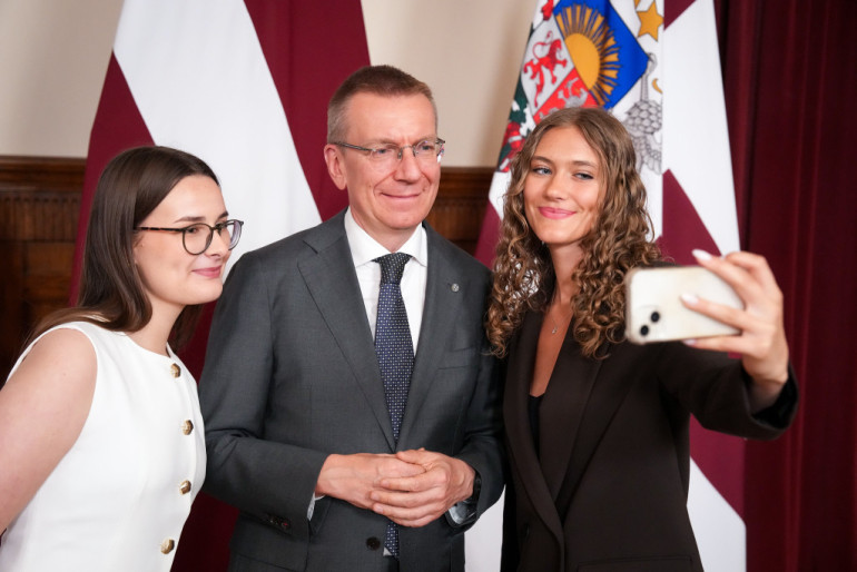 FOTO, VIDEO: Konkursā izceļas Ogresgrīvas pusmuižas stāsts – skolēnam balvu pasniedz Valsts prezidents