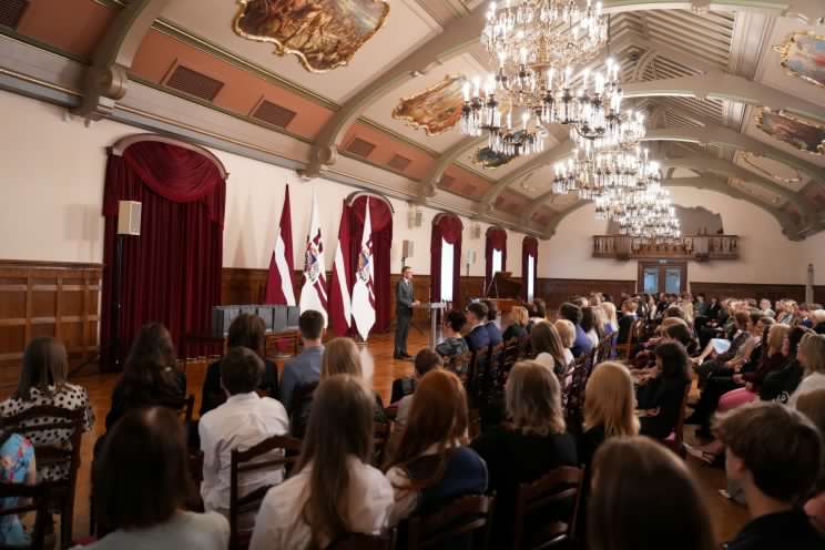 Attēls rakstam: FOTO, VIDEO: Konkursā izceļas Ogresgrīvas pusmuižas stāsts – skolēnam balvu pasniedz Valsts prezidents