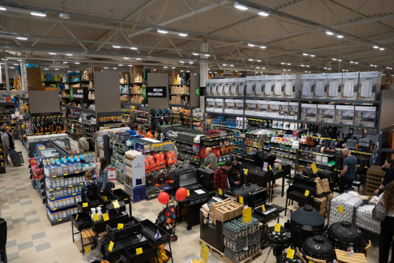 FOTO: Investējot gandrīz 2 miljonus eiro, atvērts jauns "K Senukai" veikals Ogrē