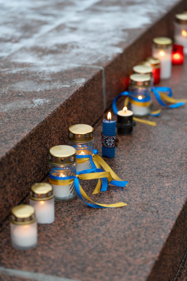 Foto: Vairāki simti cilvēku pulcējas pie Brīvības pieminekļa Ukrainas atbalstam