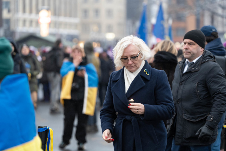 Foto: Vairāki simti cilvēku pulcējas pie Brīvības pieminekļa Ukrainas atbalstam