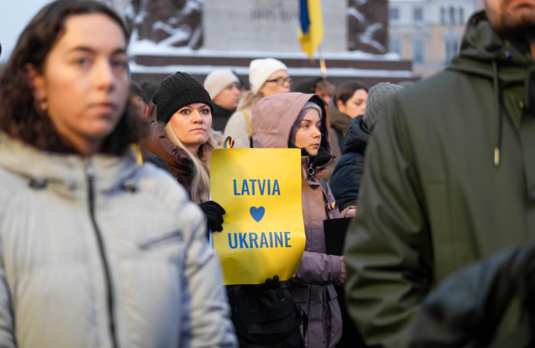 Foto: Vairāki simti cilvēku pulcējas pie Brīvības pieminekļa Ukrainas atbalstam