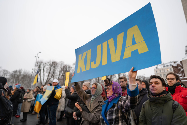 Foto: Vairāki simti cilvēku pulcējas pie Brīvības pieminekļa Ukrainas atbalstam