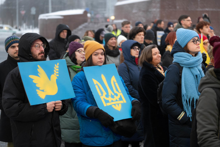 Foto: Vairāki simti cilvēku pulcējas pie Brīvības pieminekļa Ukrainas atbalstam