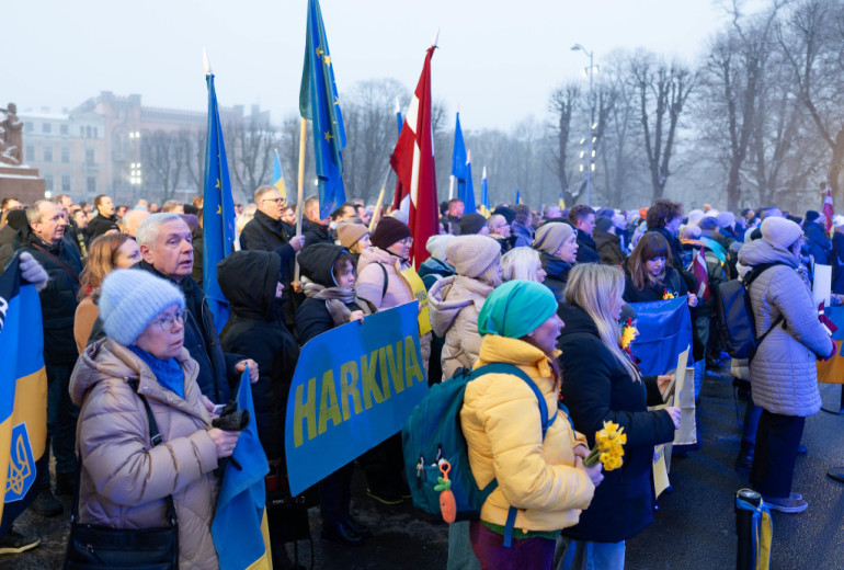 Foto: Vairāki simti cilvēku pulcējas pie Brīvības pieminekļa Ukrainas atbalstam