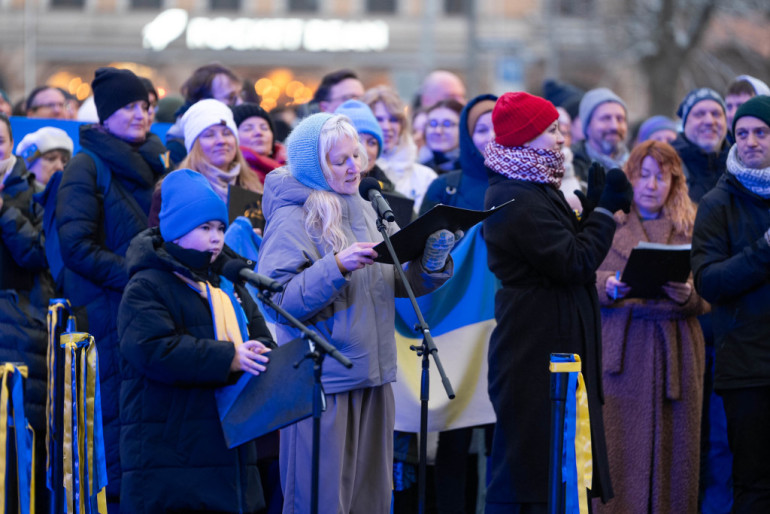 Foto: Vairāki simti cilvēku pulcējas pie Brīvības pieminekļa Ukrainas atbalstam