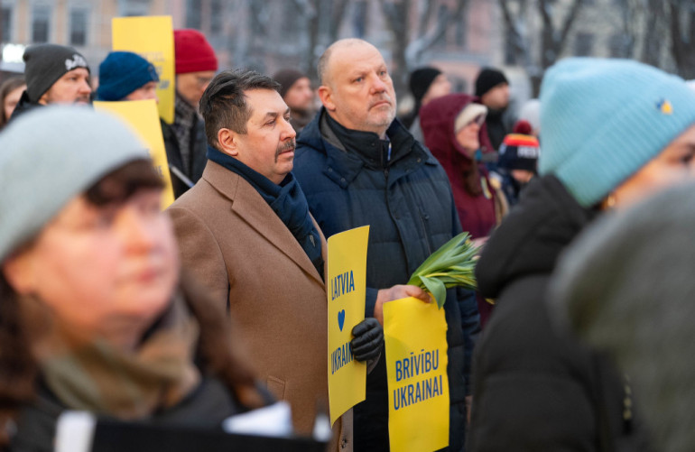 Foto: Vairāki simti cilvēku pulcējas pie Brīvības pieminekļa Ukrainas atbalstam
