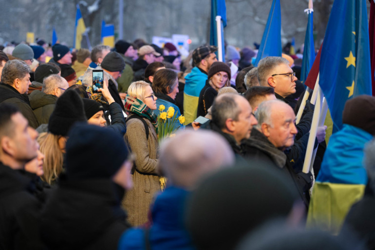 Foto: Vairāki simti cilvēku pulcējas pie Brīvības pieminekļa Ukrainas atbalstam