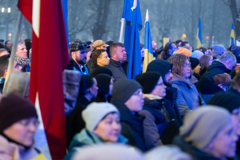 Foto: Vairāki simti cilvēku pulcējas pie Brīvības pieminekļa Ukrainas atbalstam